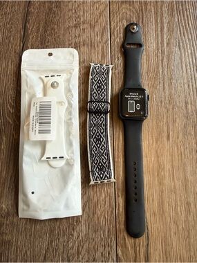 Apple Watch 5 Series 40mm w/ Extra Bands